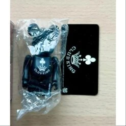 Medicom Bearbrick Series 18 Super Secret CLUB KING 100% -Toysez 14 3 0baa8887 7649 4d68 95bd 3314860601e2