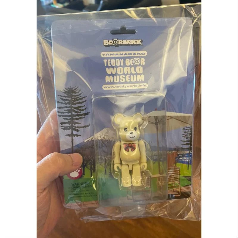 Bearbrick TEDDY BEAR WORLD MUSEUM WHITE 100% Limited Medicom Be@rbrick 2 Bearbrick TEDDY BEAR WORLD MUSEUM WHITE 100% Limited Medicom Be@rbrick - Image 2