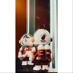 MEGA SPACE MOLLY 100% NBA Miami Heat 2023 LIMITED -Toysez IMG 2783 20231217 084342